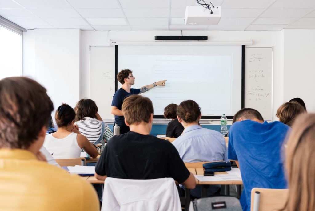 Classe de collégiens avec des élèves et un professeur de mathématiques qui dispense un cours de maths au sein du lycée privé Michelet à Nice