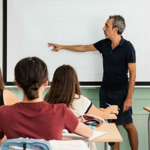 Un professeur de mathématiques du lycée privé Michelet à Nice en cours face à ses élèves