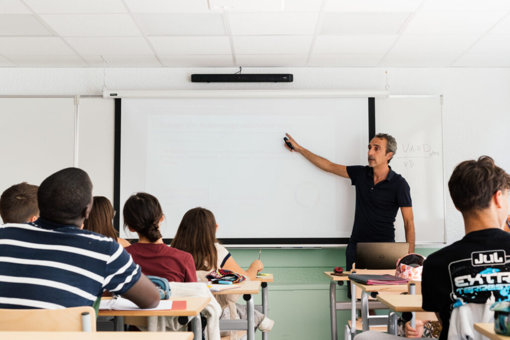 Photo prise durant un cours de mathématiques dans une salle de classe