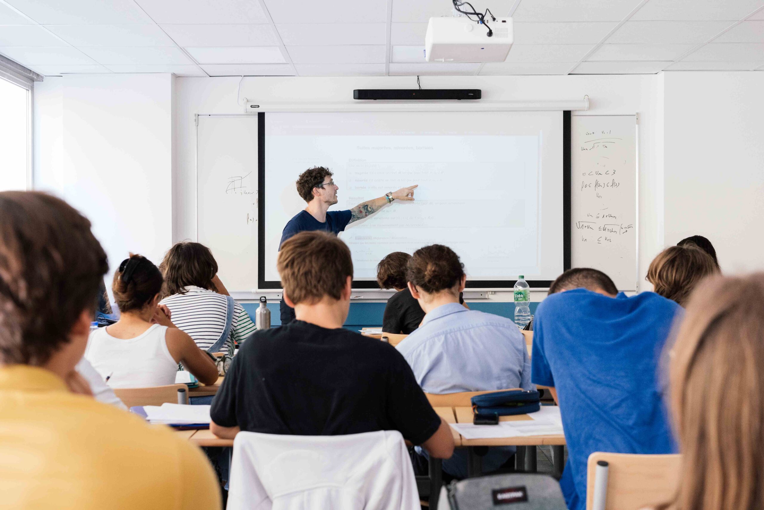 Professeur de mathématiques enseignant à ses élèves en stage de préparation à la prépa