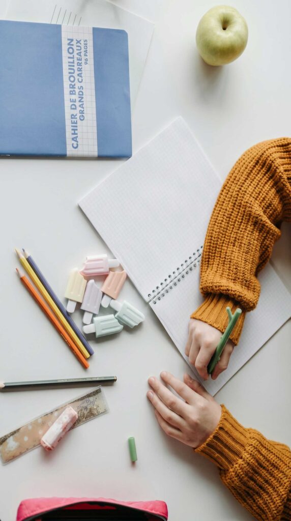 Travail d’écriture d’un élève illustrant les premières étapes du parcours scolaire à Michelet