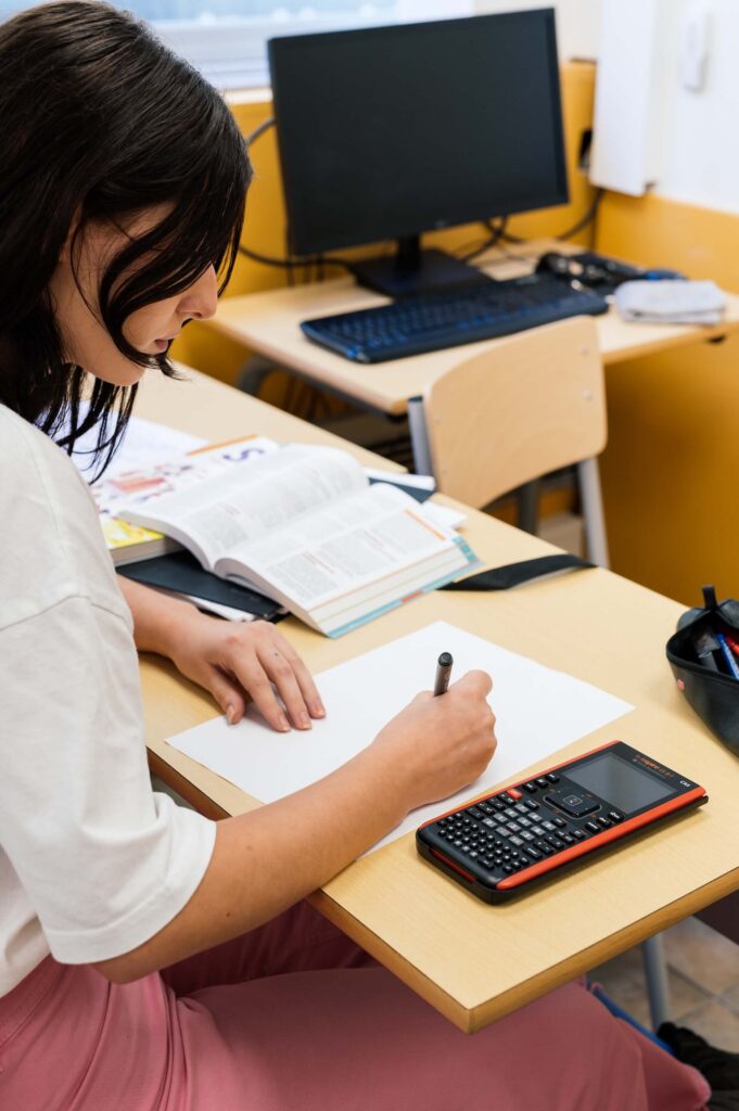 Étudiante en classe préparatoire travaillant sur un exercice de mathématiques à Michelet