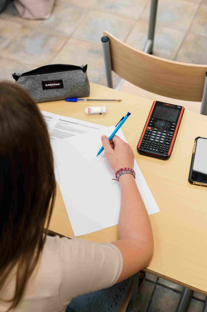 Travail individuel d’une étudiante en prépa Michelet avec calculatrice lors d’un exercice de mathématiques