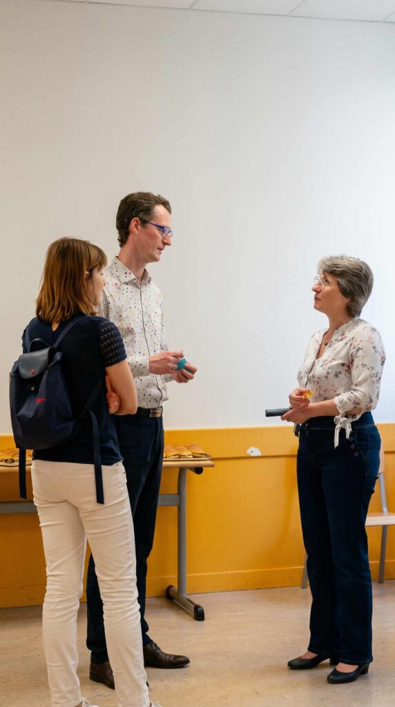 Échange entre visiteurs et enseignante dans une salle de classe lors des Journées Portes Ou-vertes Michelet