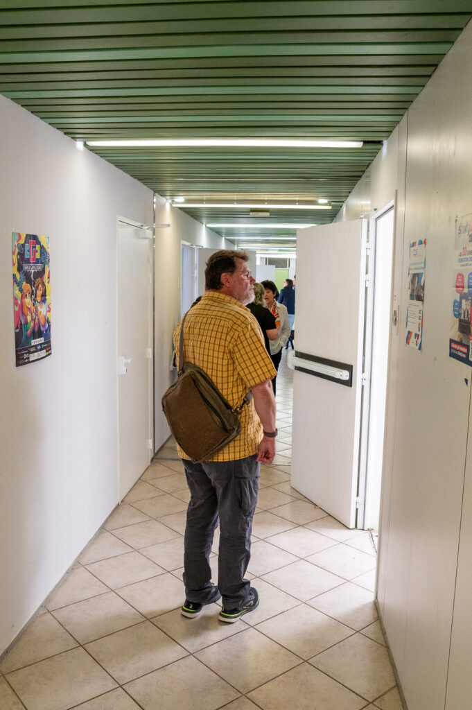 Visiteur découvrant les couloirs du campus lors des Journées Portes Ouvertes de l’école Miche-let